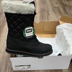 Helly Hansen Black Quilted Boots with Faux Fur